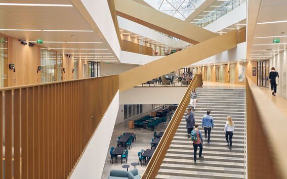 Hệ thống cơ sở vật chất hiện đại tại Đại học Aalto tạo điều kiện học tập thuận lợi cho sinh viên