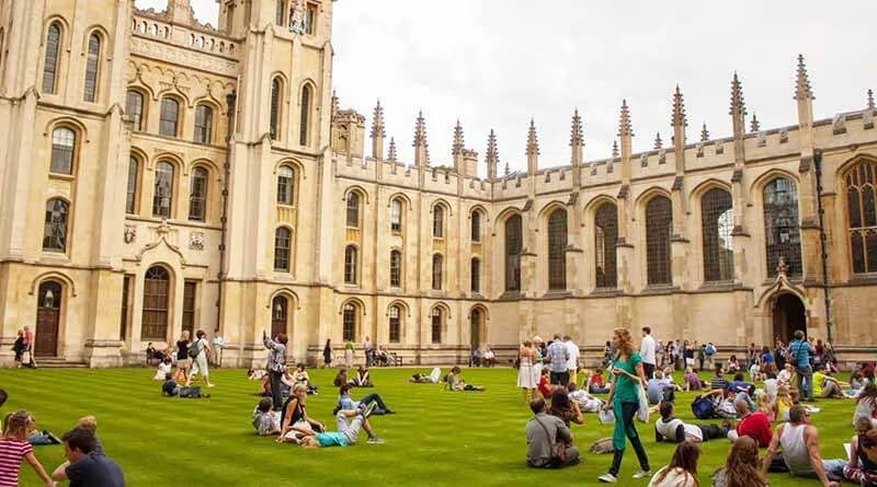Đến với trường Đại học Oxford, sinh viên có thể học tập và trải nghiệm trong một môi trường tích cực và năng động