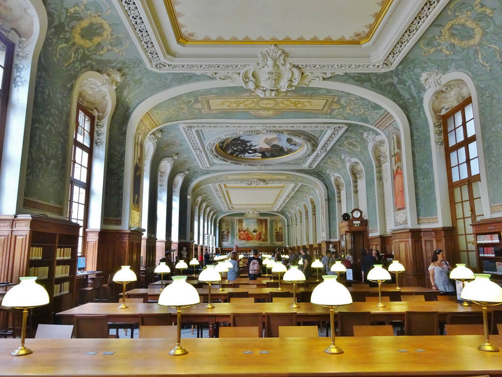 Hệ thống cơ sở vật chất hiện đại tại Đại học Sorbonne tạo điều kiện thuận lợi để sinh viên học tập và nghiên cứu