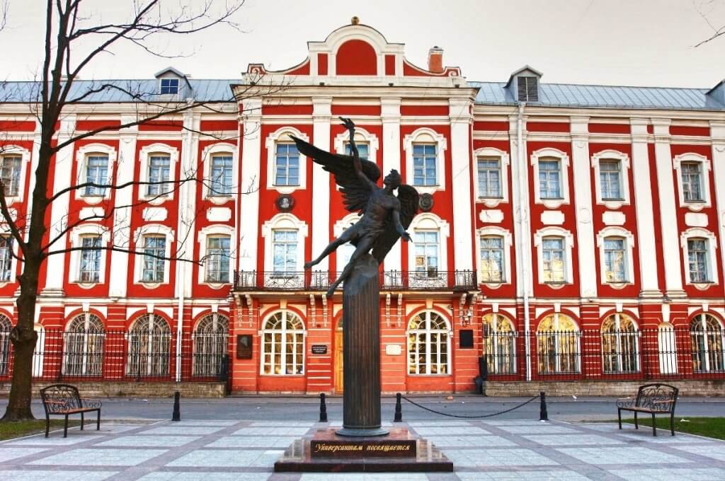 Khuôn viên xinh đẹp của trường Đại học Quốc gia Sankt-Peterburg