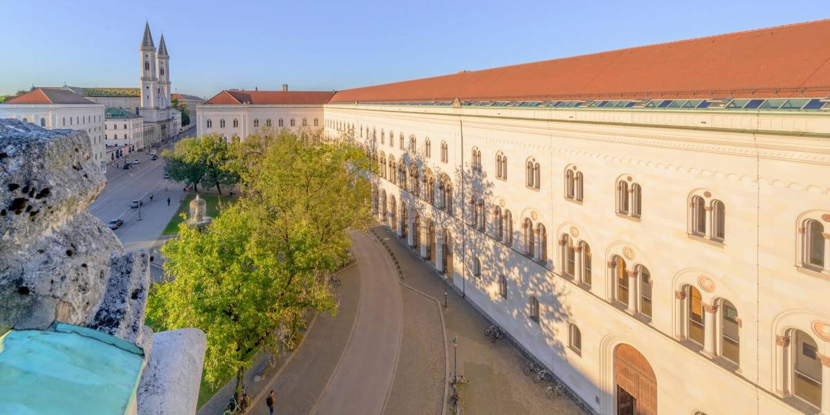 Khuôn viên rộng rãi của trường Đại học Ludwig Maximilian Munich