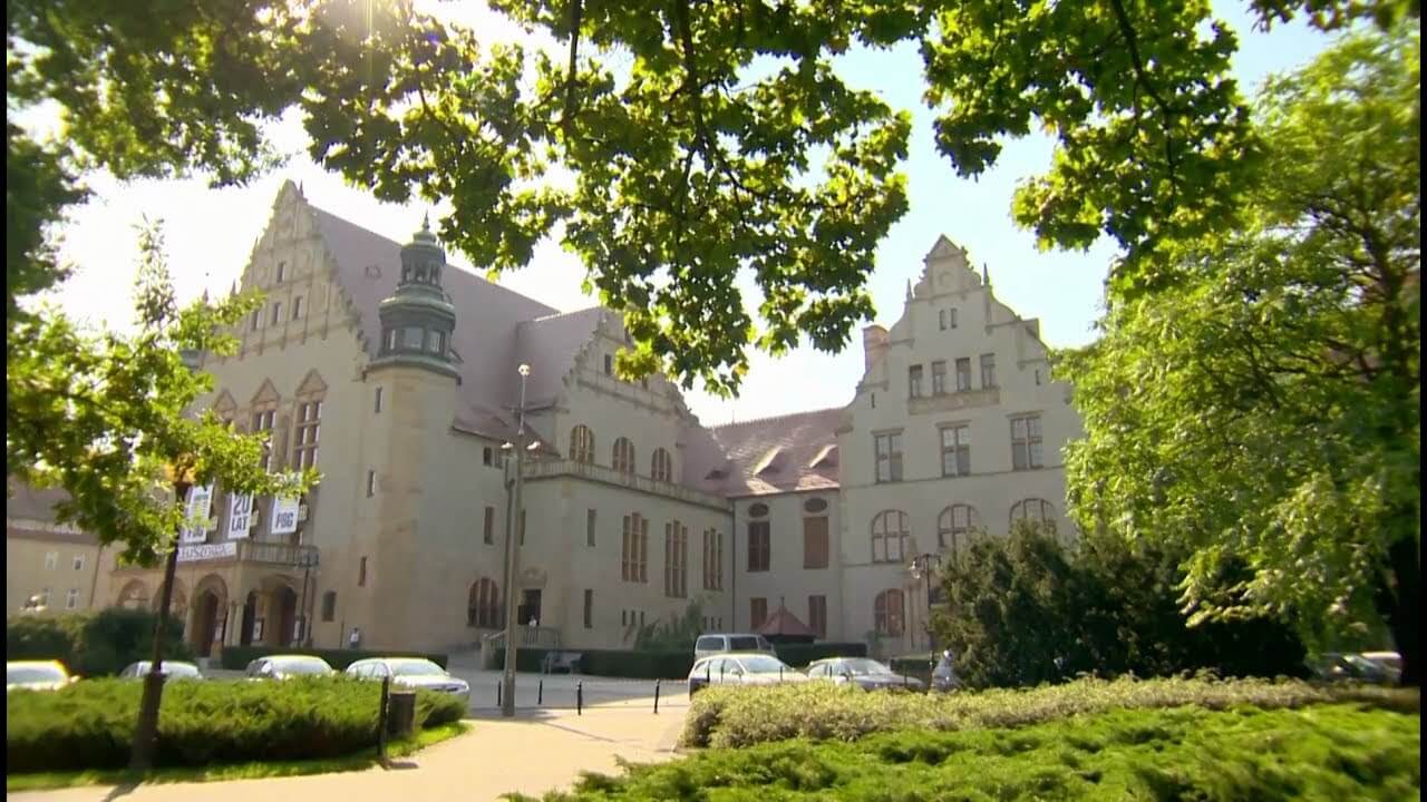 Khuôn viên rộng lớn của trường Đại học Adam Mickiewicz