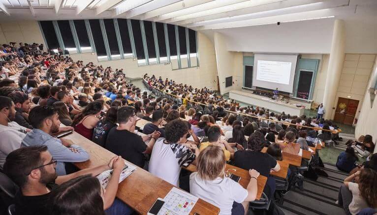 Trường Đại học Aix-Marseille luôn chào đón mọi sinh viên đến tham gia học tập và nghiên cứu