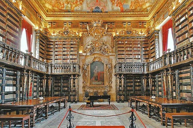 Thư viện rộng lớn của trường Đại học Coimbra