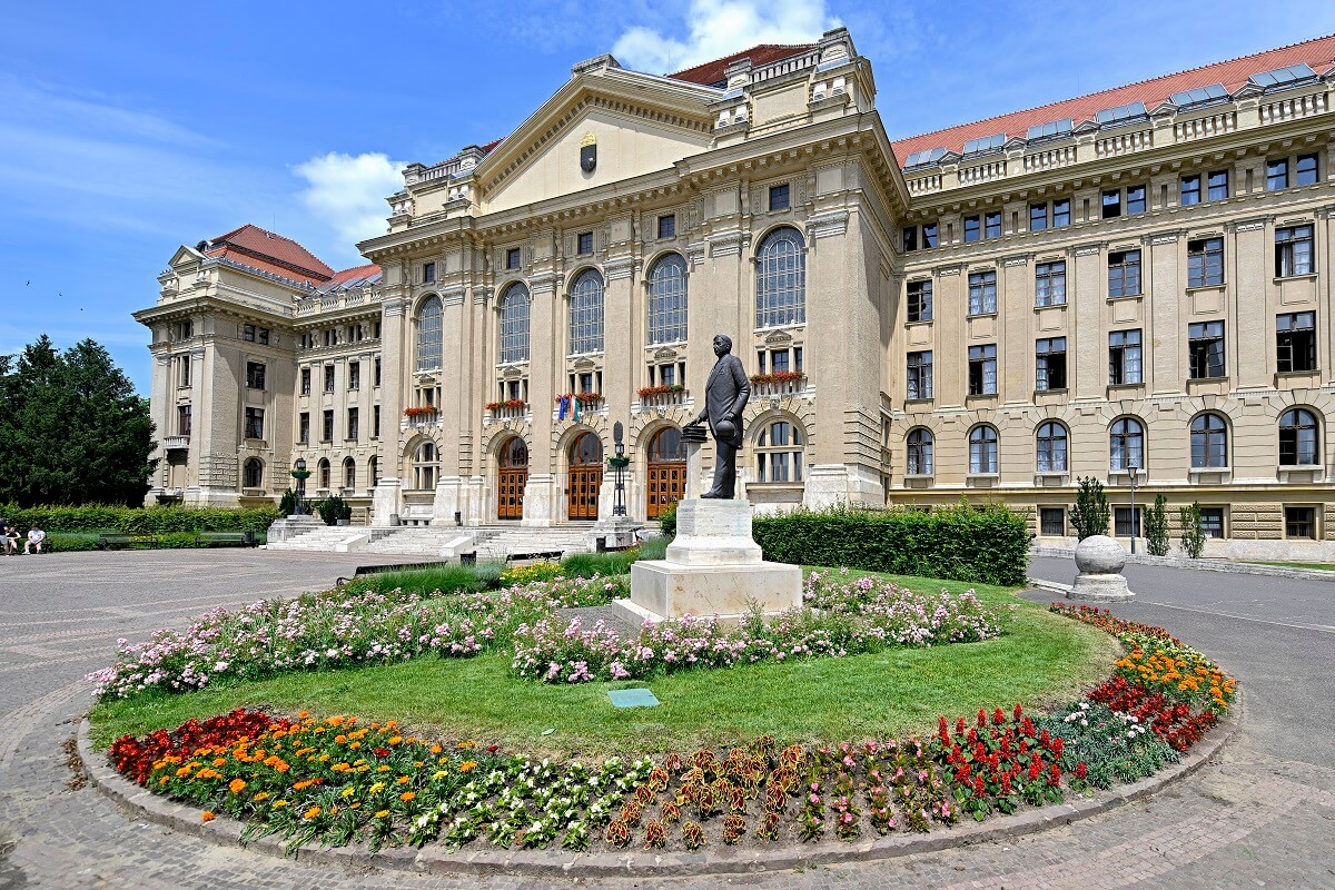 Khuôn viên rộng lớn của trường Đại học Debrecen