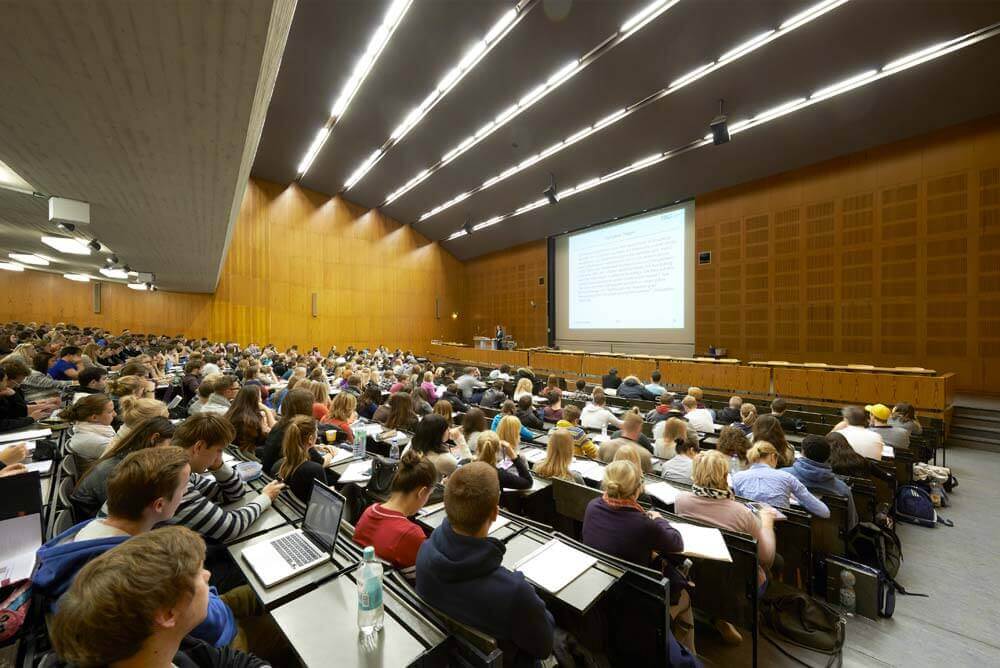 Hệ thống cơ sở vật chất hiện đại của trường Đại học Erlangen-Nuremberg tạo điều kiện thuận lợi cho sinh viên học tập và nghiên cứu