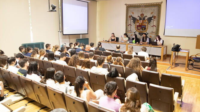 Đến với Đại học Granada, sinh viên sẽ có cơ hội học tập và giao lưu cùng những sinh viên tài năng khác