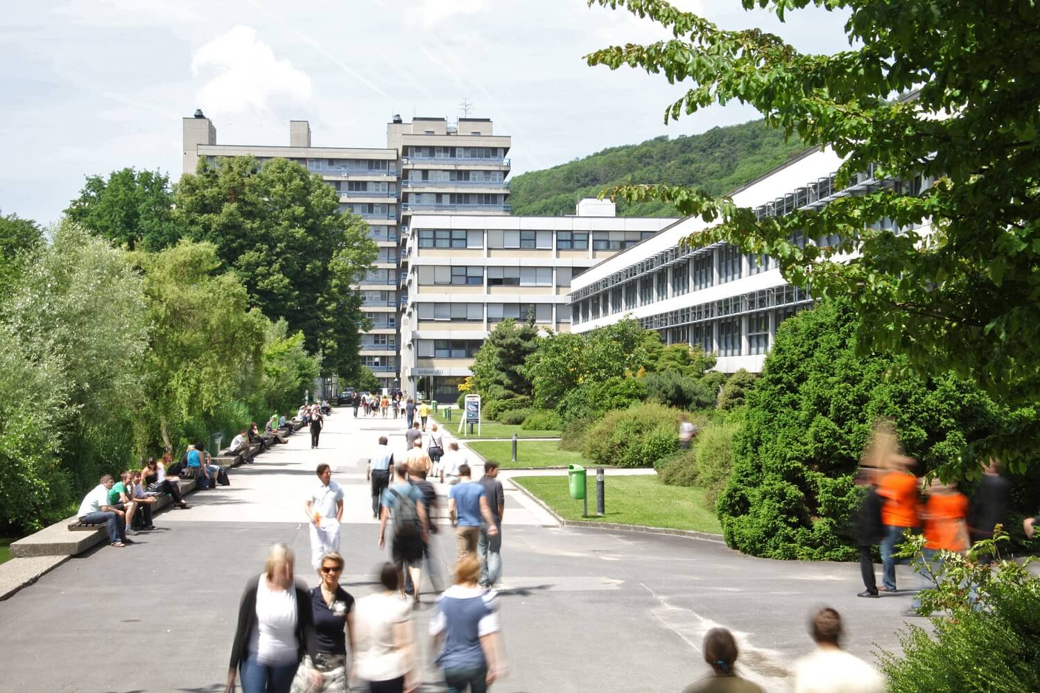 Khuôn viên rộng lớn của trường Đại học Johannes Kepler Linz
