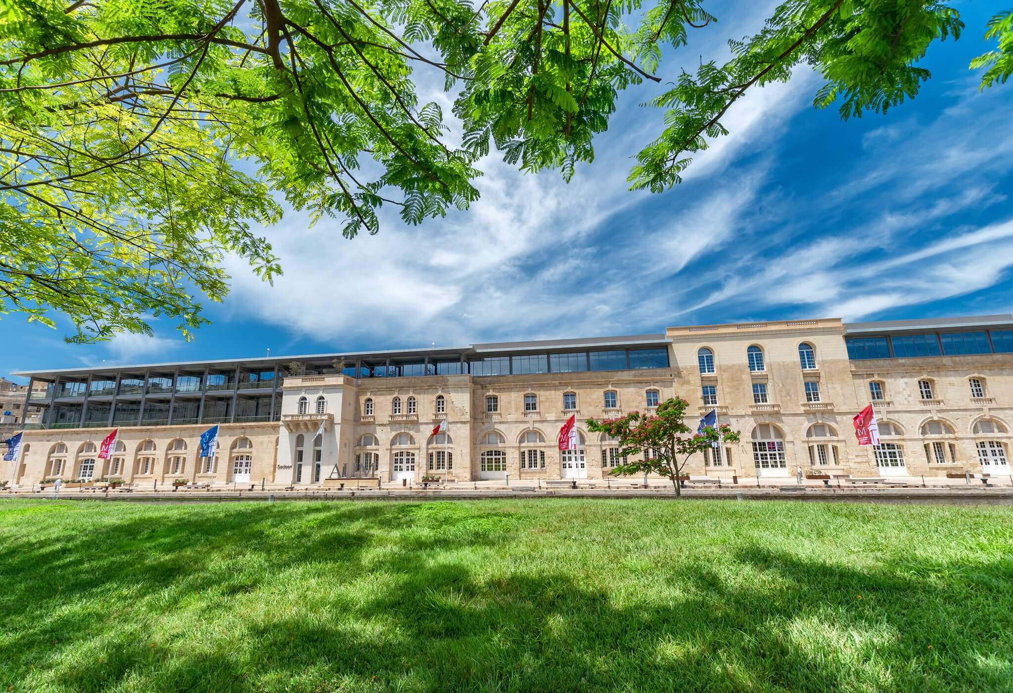 Khuôn viên xinh đẹp của trường Đại học Mỹ ở Malta