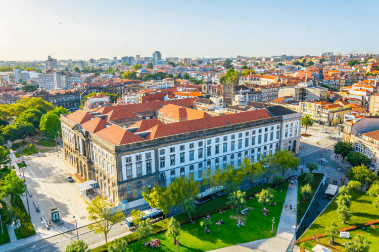 Khuôn viên rộng lớn của trường Đại học Porto