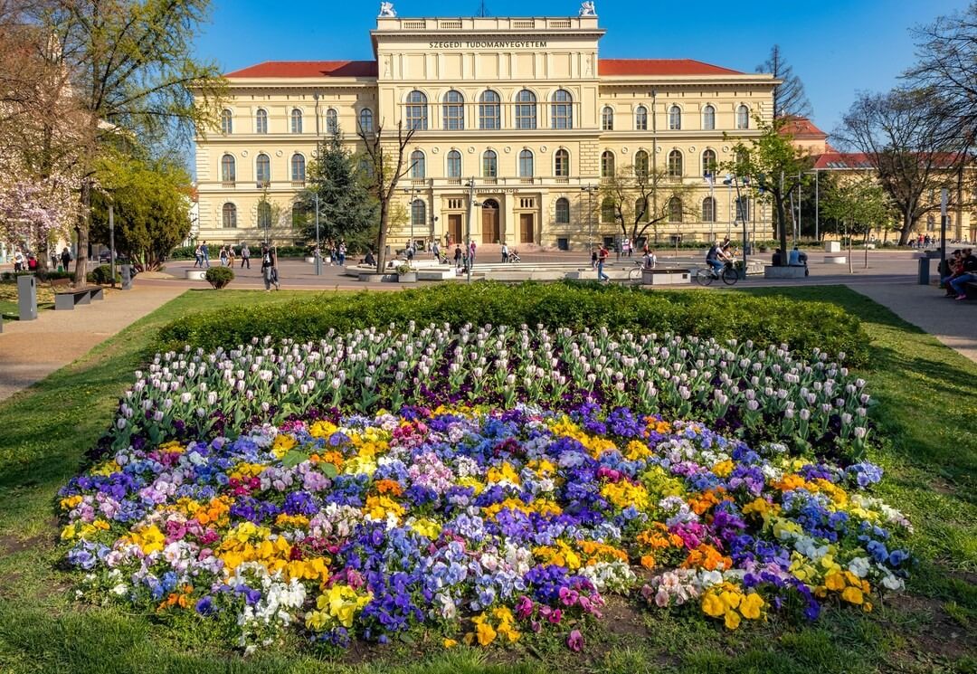 Khuôn viên xinh đẹp của trường Đại học Szeged