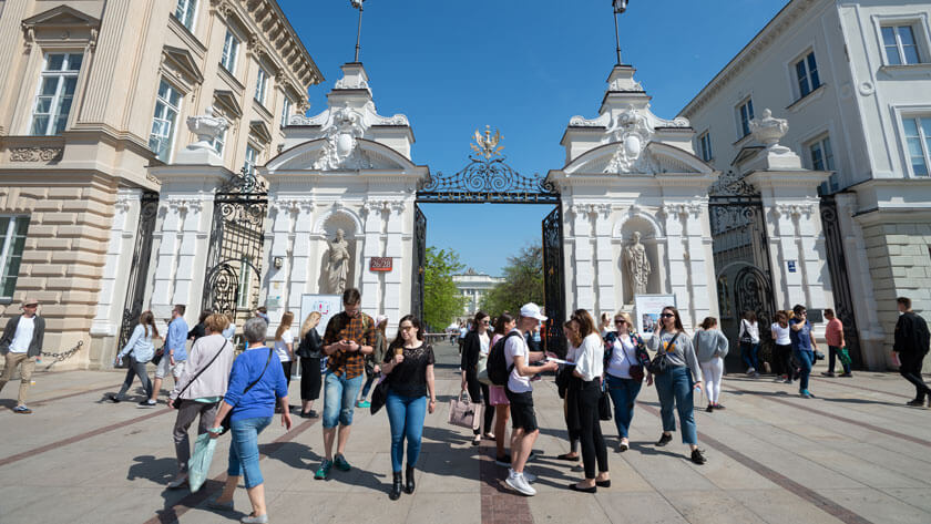 Đại học Warszawa luôn chào đón mọi sinh viên đến tham gia học tập và nghiên cứu