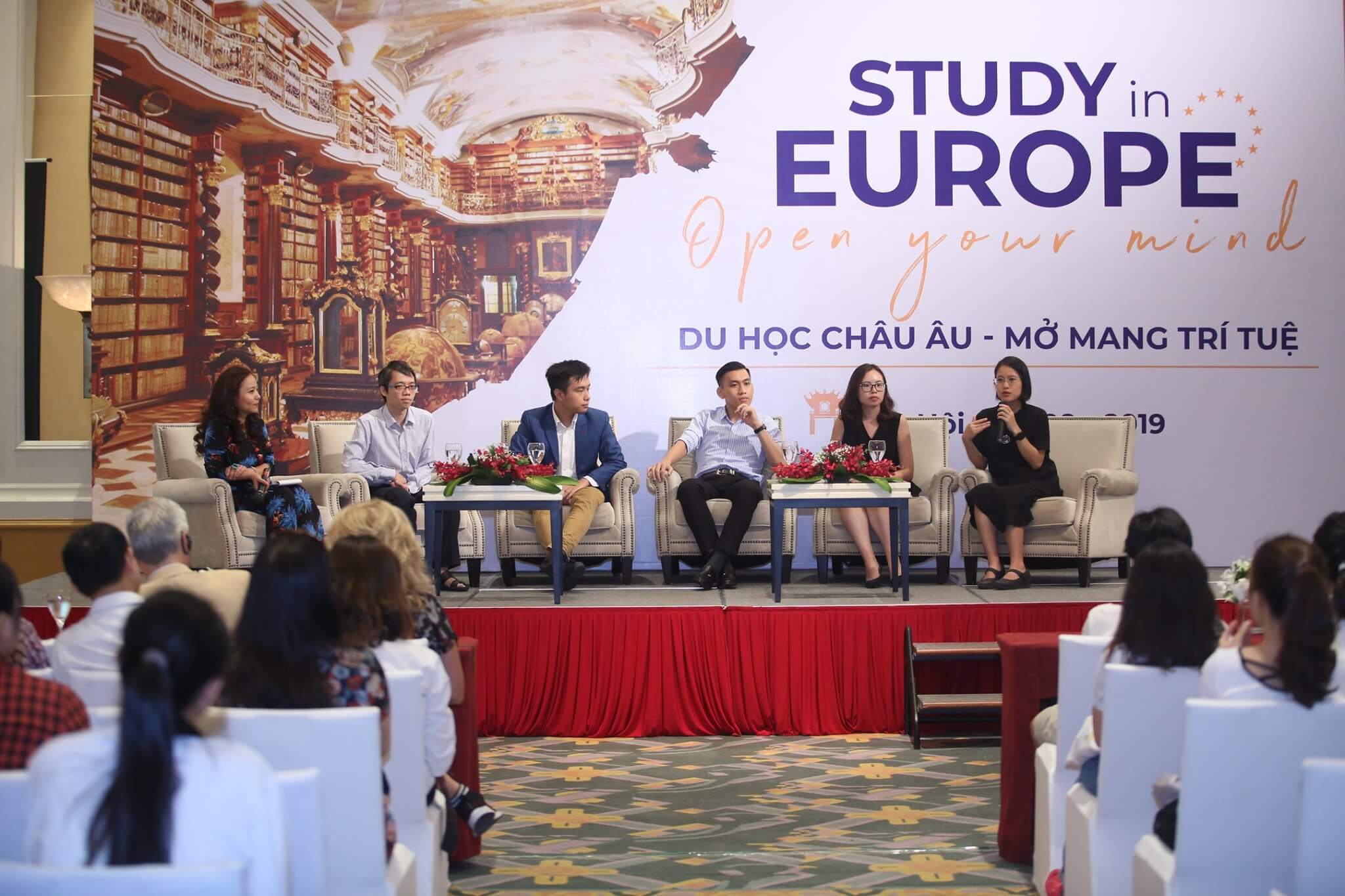 Các cựu sinh viên đã đến tham gia chia sẻ trải nghiệm của mình tại Ngày hội Giáo dục Châu Âu 2019