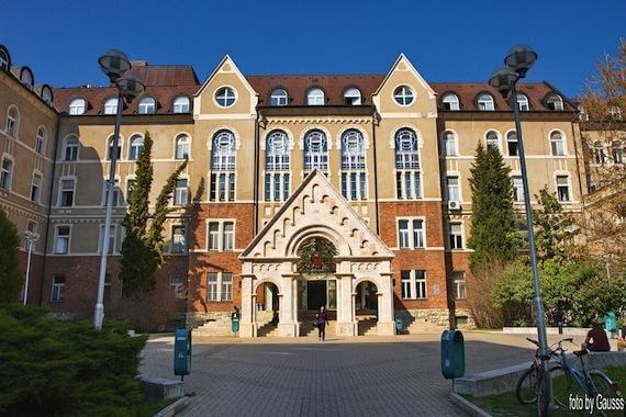 Trường đại học Pecs là ngôi trường có chất lượng giảng dạy hàng đầu tại Hungary