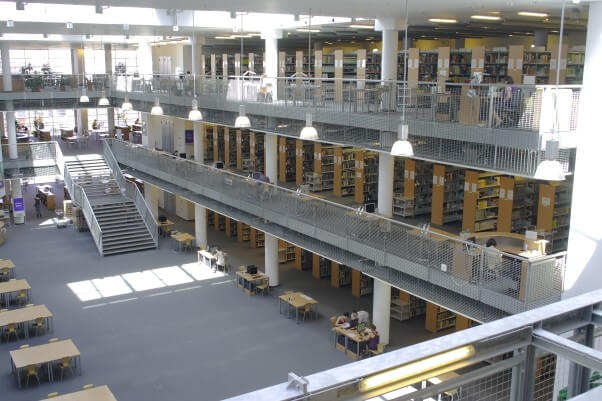 Hệ thống cơ sở vật chất hiện đại của trường Đại học Gdansk tạo điều kiện thuận lợi cho sinh viên học tập và nghiên cứu