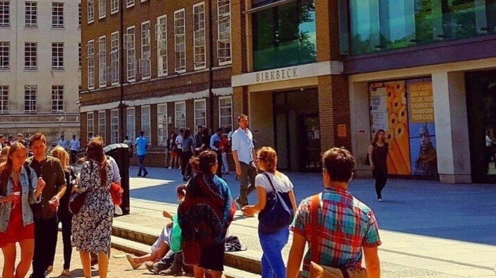 Đến với trường Đại học Birkbeck, sinh viên sẽ được hòa mình vào bầu không khí học tập sôi động và tích cực