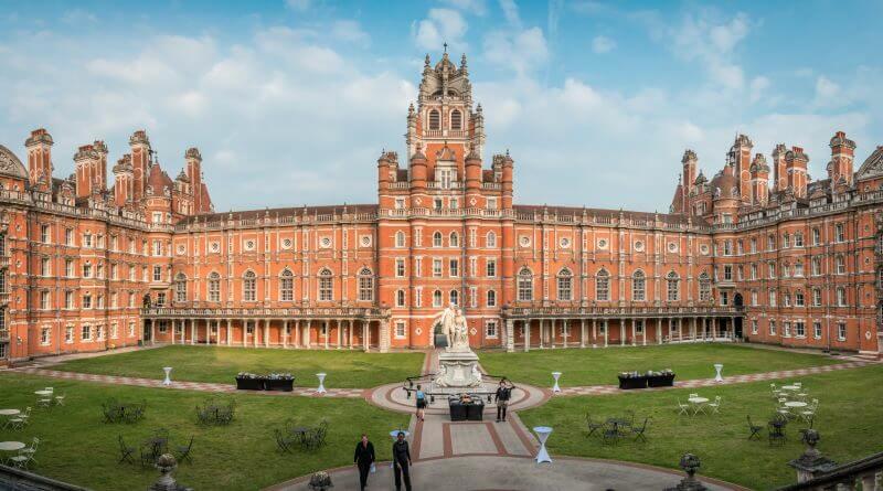 Khuôn viên rộng lớn của trường Đại học Royal Holloway