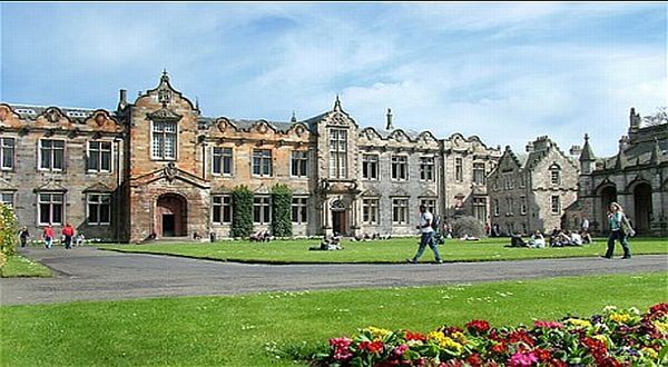 Trường Đại học St Andrews là ngôi trường nổi tiếng về chất lượng giáo dục tại Anh