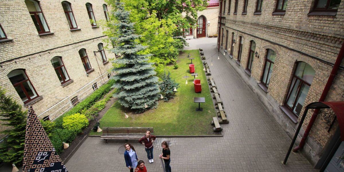 Khuôn viên rộng lớn của Học viện Cơ đốc giáo Latvia