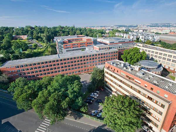 Khuôn viên rộng lớn của trường Cao đẳng Kinh doanh Praha