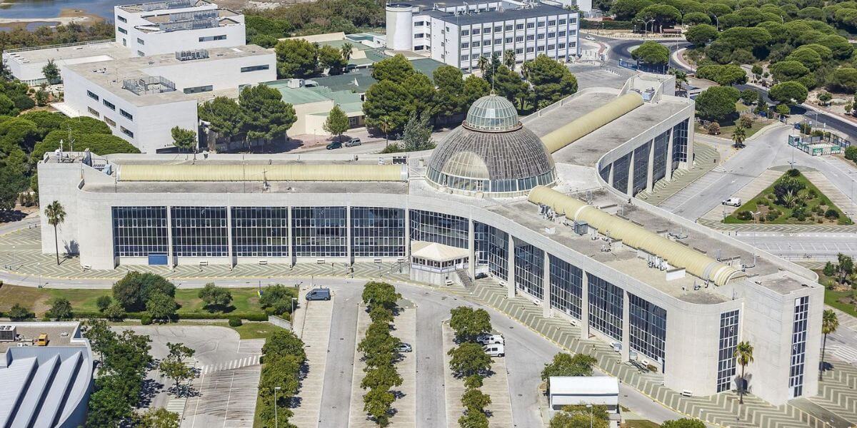 Khuôn viên rộng lớn của trường Đại học Cadiz