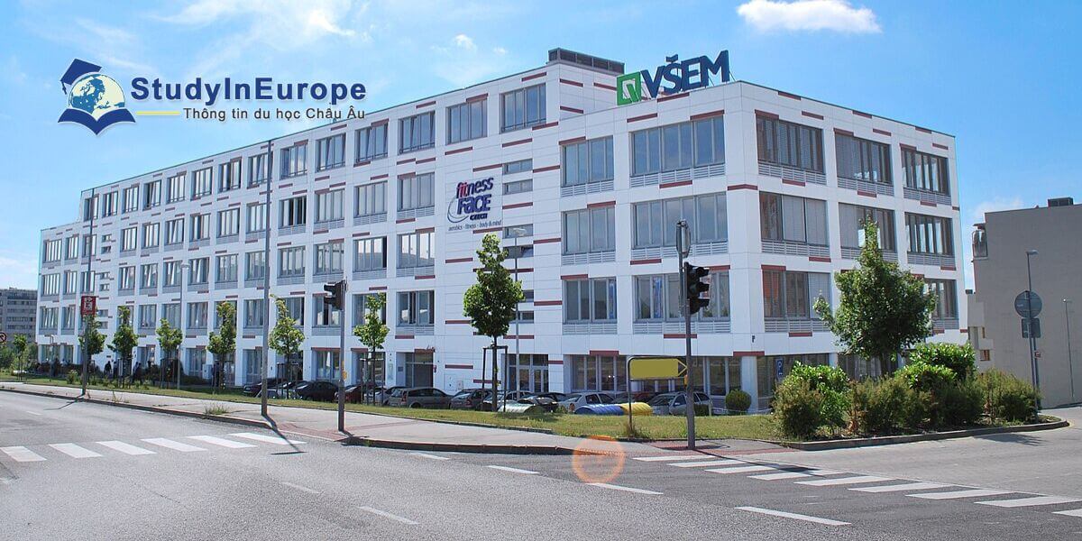 Trường Đại học Kinh tế và Quản lý