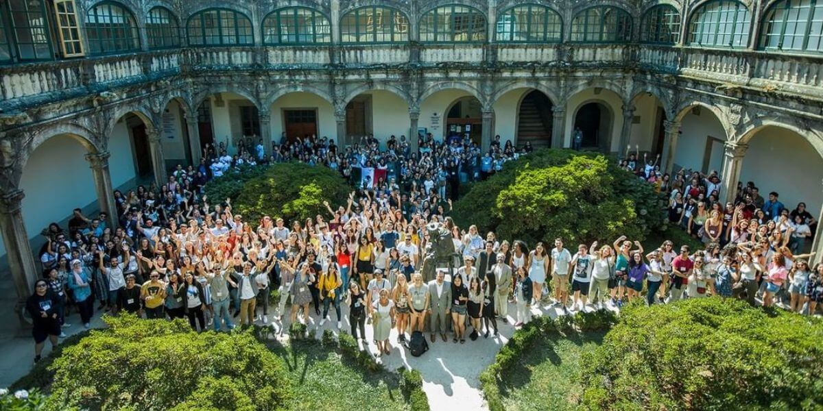 Trường Đại học Santiago de Compostela luôn chào đón mọi sinh viên đến tham gia học tập