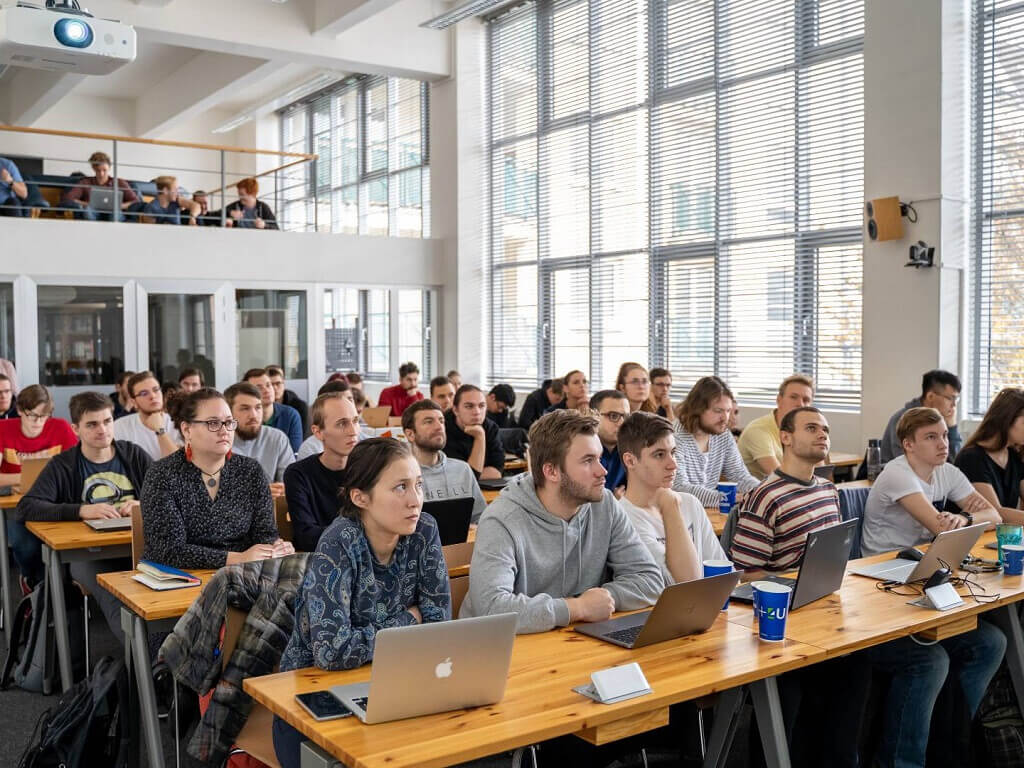 Sinh viên luôn được hỗ trợ về học tập và rèn luyện khi đến với trường Đại học Unicorn