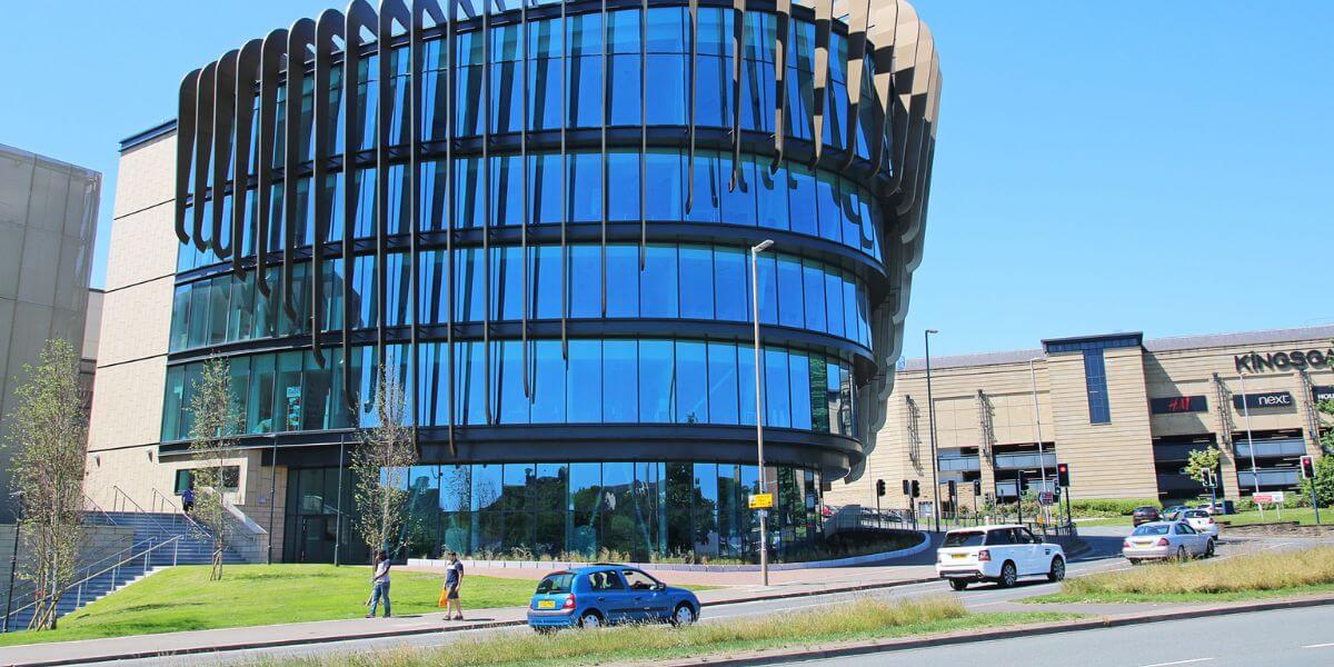 Trường Đại học Huddersfield là điểm đến được nhiều sinh viên hướng đến khi đi du học Anh