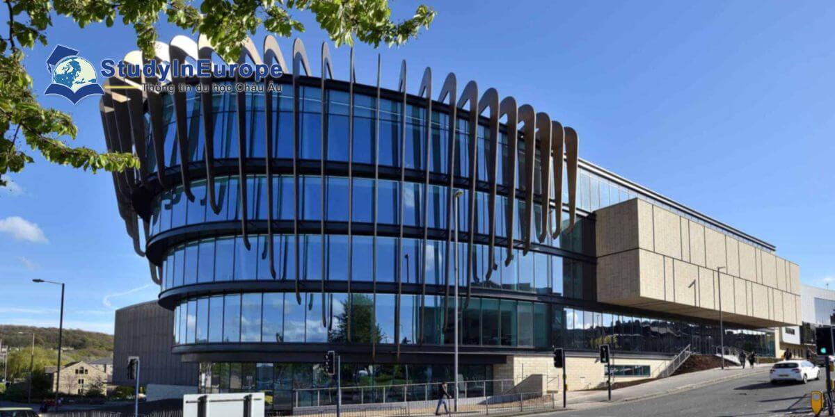 Review Trường Đại học Huddersfield (University of Huddersfield)