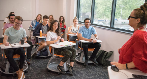 Các giảng viên trường Đại học Staffordshire luôn hỗ trợ sinh viên trong học tập