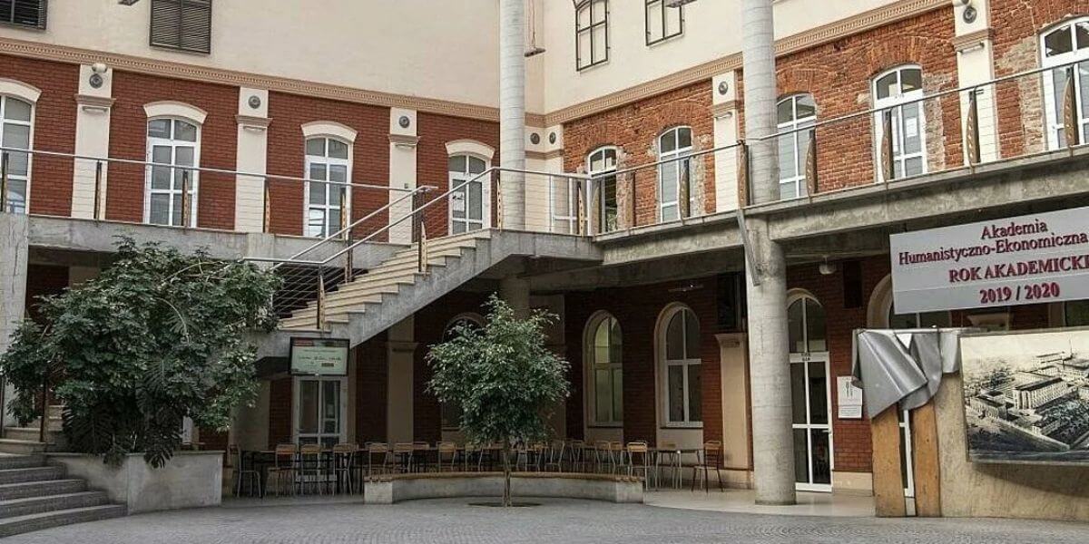 Học viện Nhân văn và Kinh tế Lodz đã thu hút nhiều sinh viên đến tham gia học tập