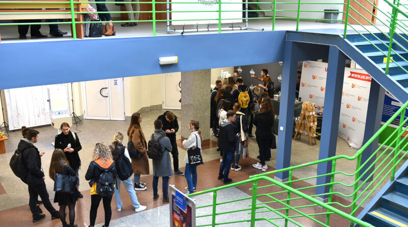Trường Đại học Kinh tế Wroclaw luôn chào đón mọi sinh viên đến tham gia học tập