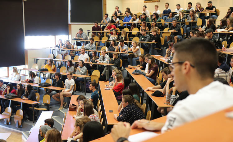 Nhiều sinh viên đã đến đăng ký học tập tại trường Đại học Savoie Mont Blanc