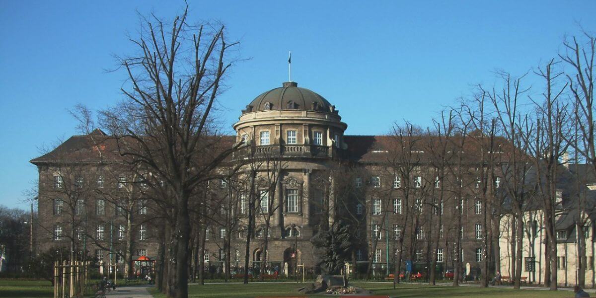Khuôn viên rộng lớn của trường Đại học Y Poznan