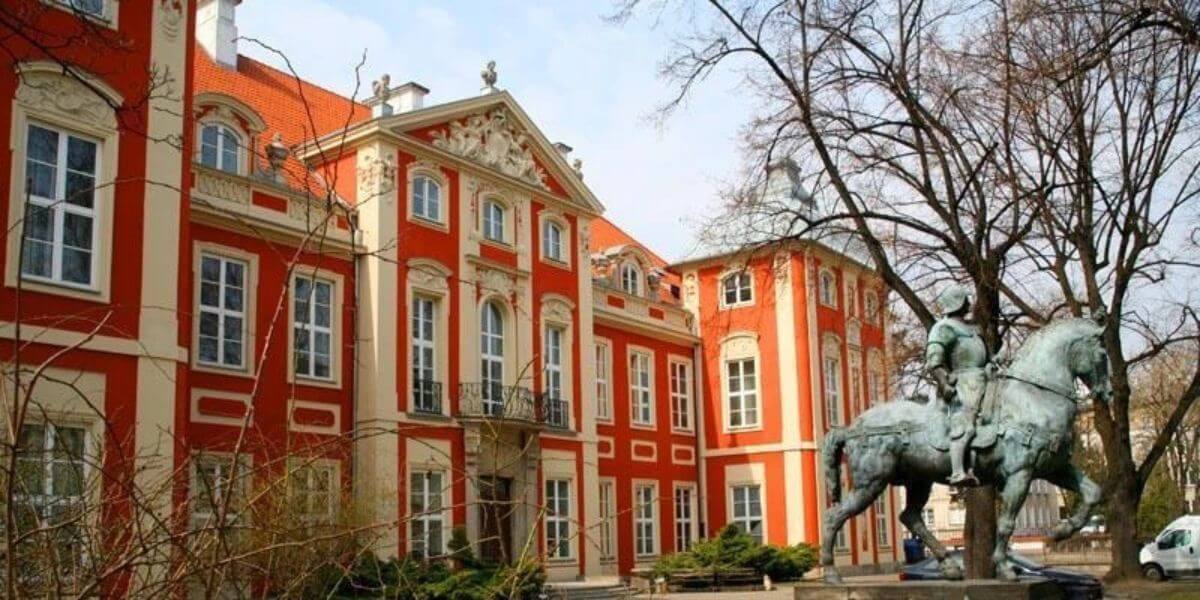 Học viện Mỹ thuật Warsaw là ngôi trường mang đến cho sinh viên những chương trình học chất lượng cao