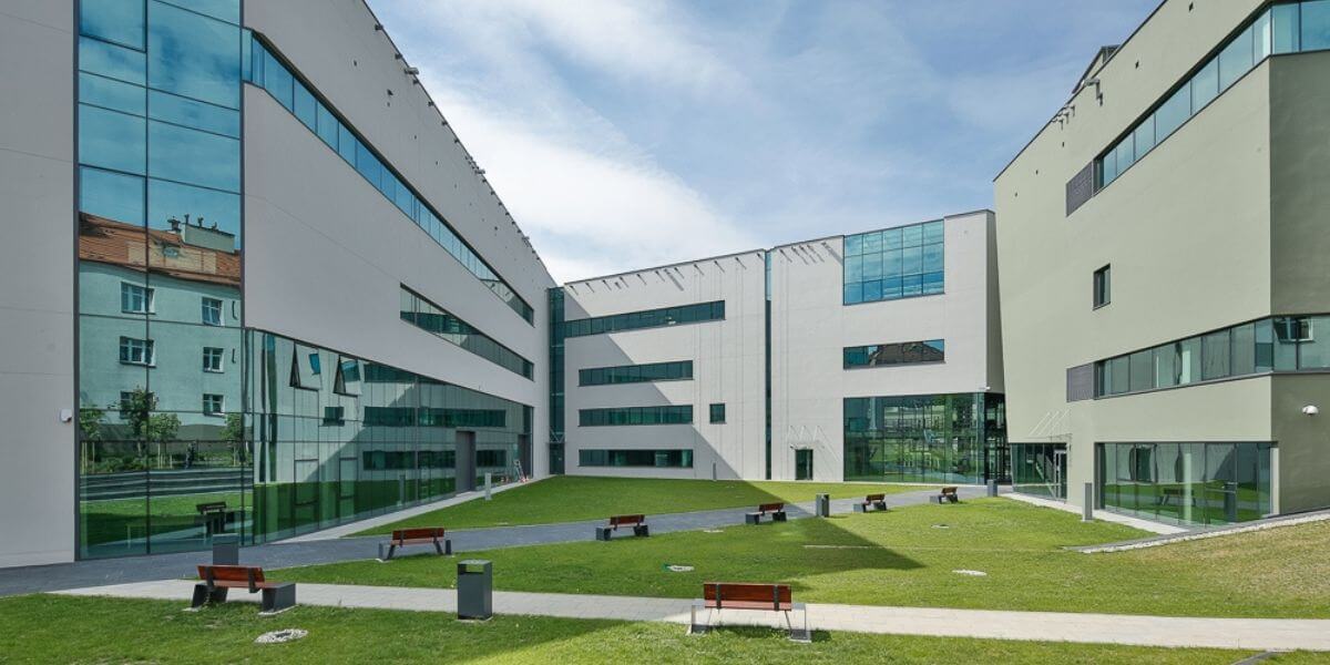 Khuôn viên rộng lớn của Học viện Mỹ thuật Katowice
