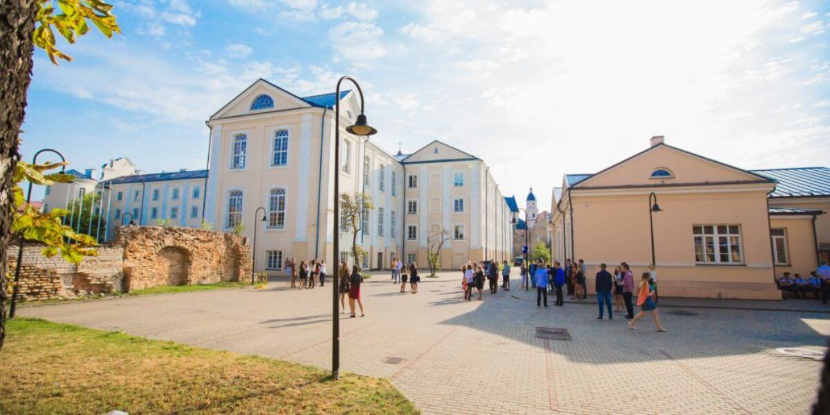 Trường Đại học Quản lý và Kinh tế ISM được đánh giá cao nhờ vào các chương trình học chất lượng