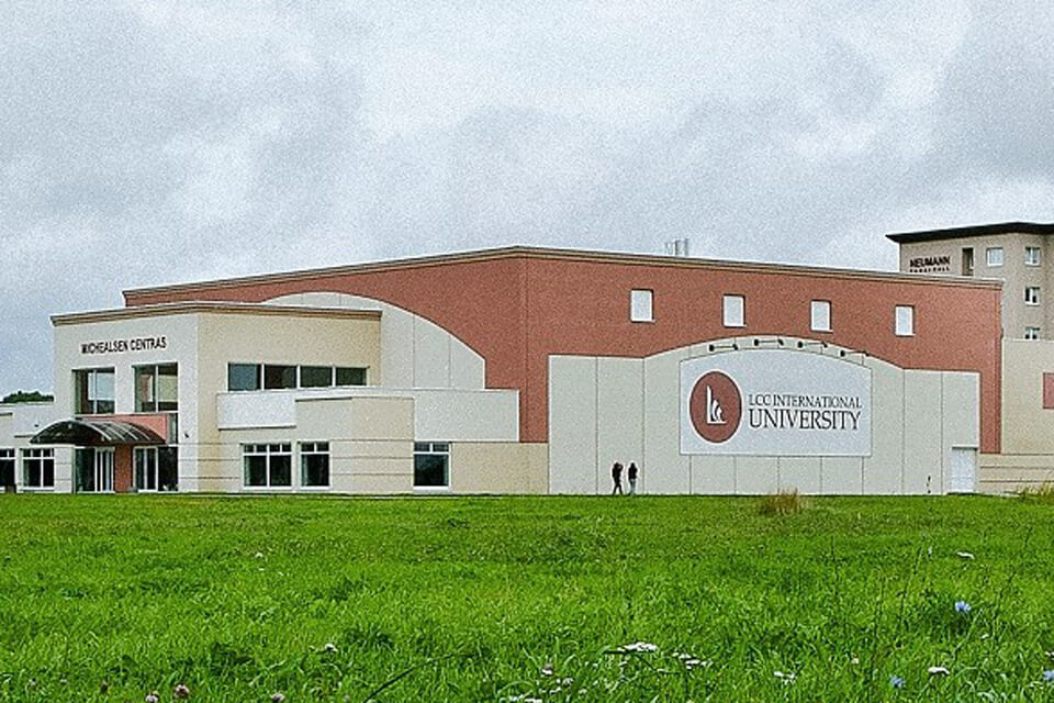 Khuôn viên rộng lớn của trường Đại học Quốc tế LCC