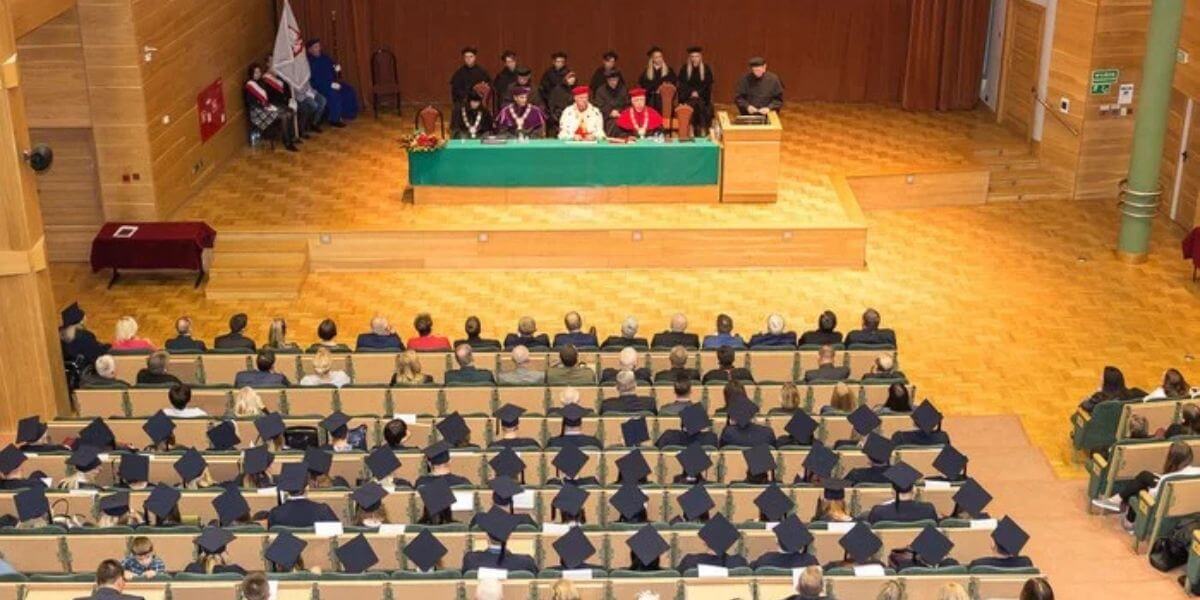 Trường Đại học Tài chính và Quản lý Bialystok luôn đồng hành cùng sinh viên trên con đường học tập