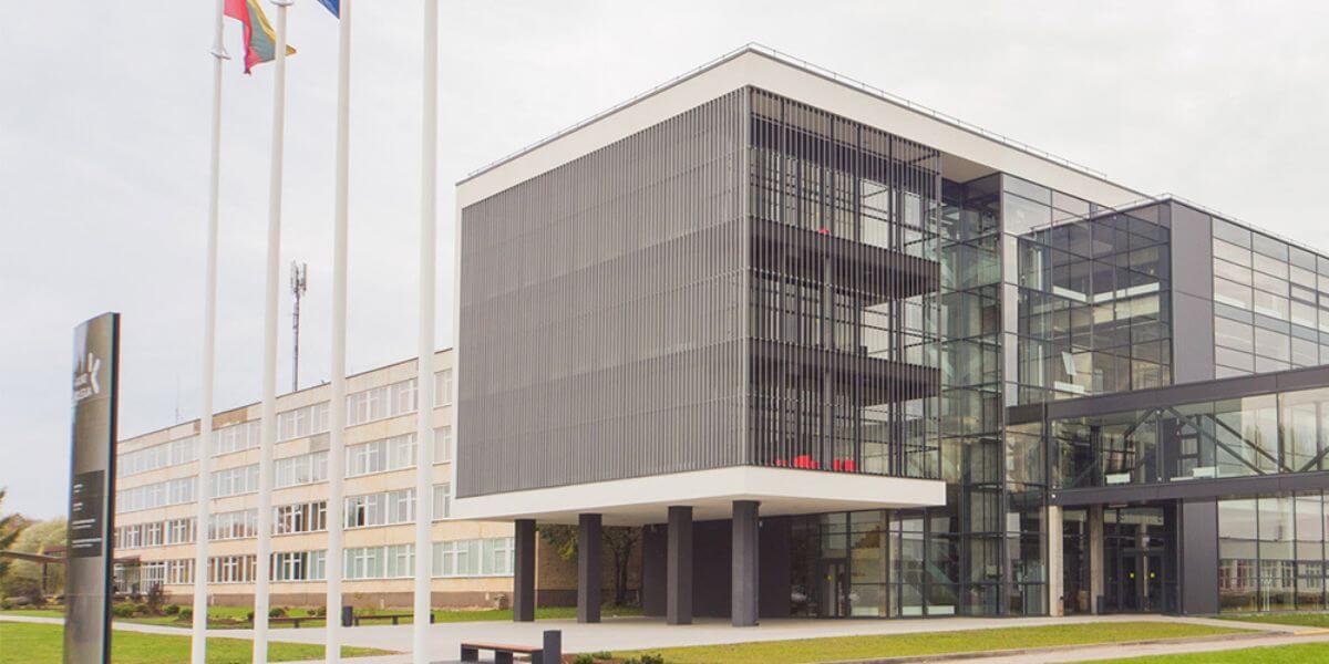 Khuôn viên rộng lớn của trường Cao đẳng Kaunas