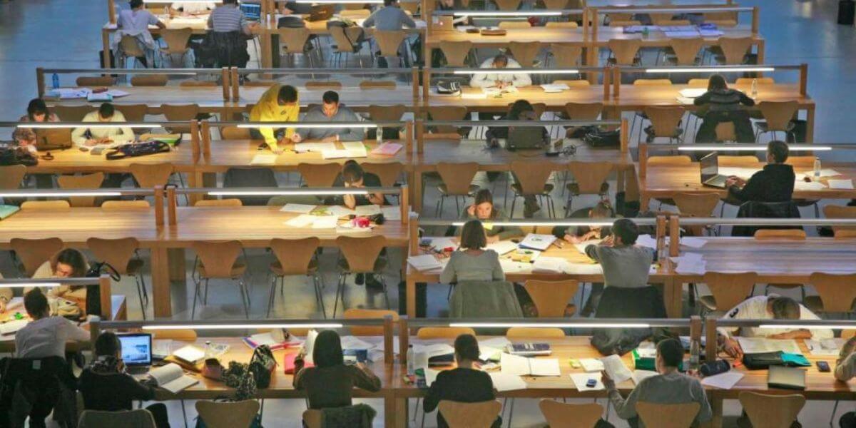 Cơ sở vật chất hiện đại tại trường Đại học A Coruña đã hỗ trợ sinh viên rất nhiều trong việc học