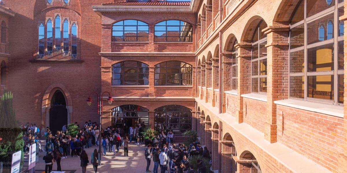 Trường Đại học Abat Oliba CEU thường xuyên tổ chức các hoạt động ngoại khóa cho sinh viên