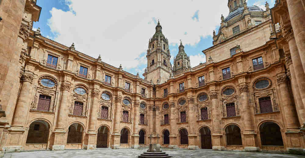 Khuôn viên rộng lớn của trường Đại học Giáo hoàng Salamanca