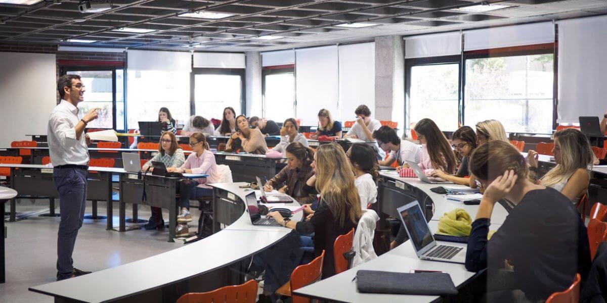 Các giảng viên trường Đại học Quốc tế Catalonia luôn tận tình giúp đỡ sinh viên trong quá trình học tập