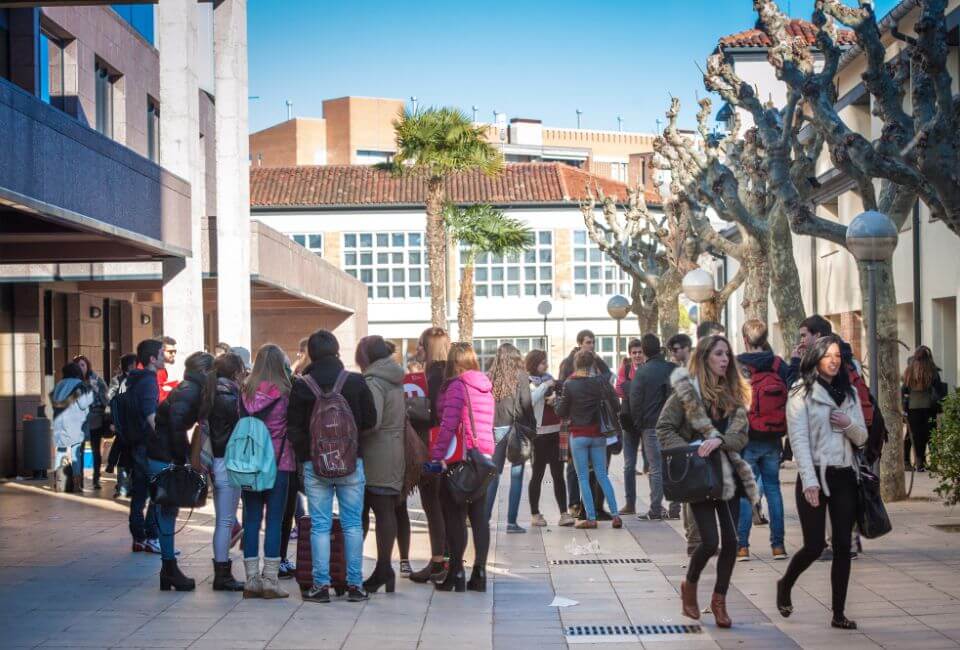 Trường Đại học Trung tâm Catalonia luôn chào đón nhiều sinh viên đến tham gia học tập