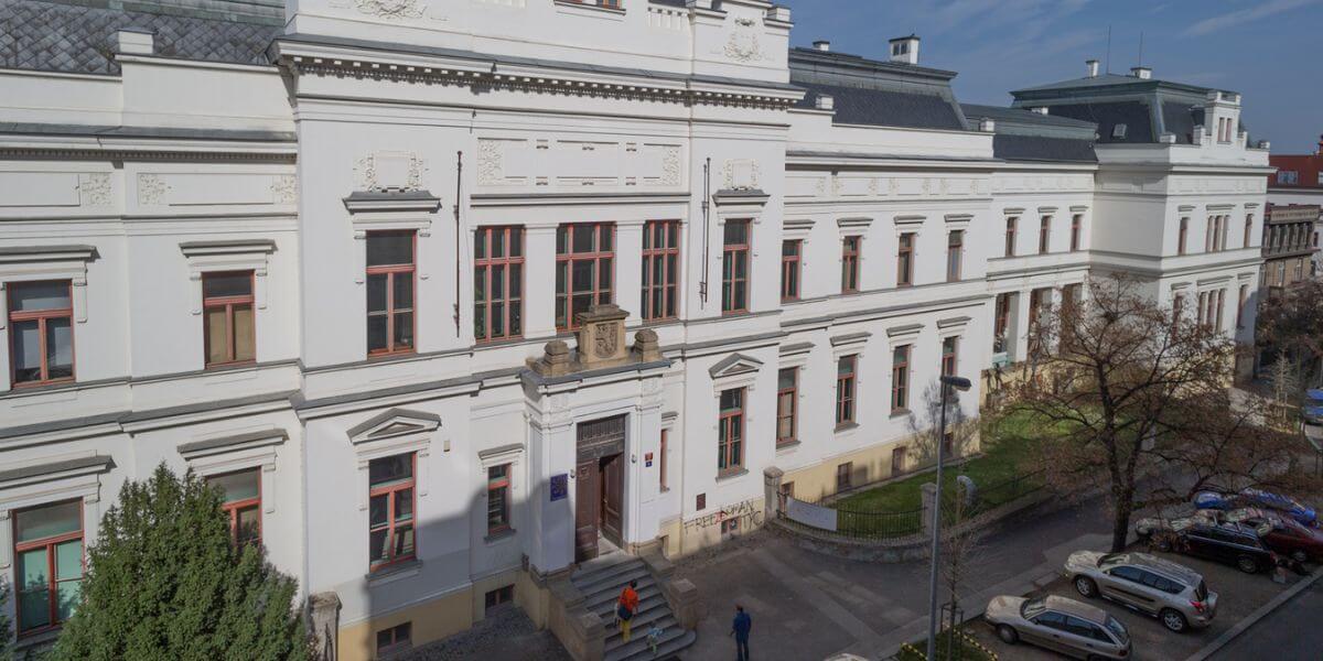 Khuôn viên rộng lớn của Học viện Mỹ thuật Praha