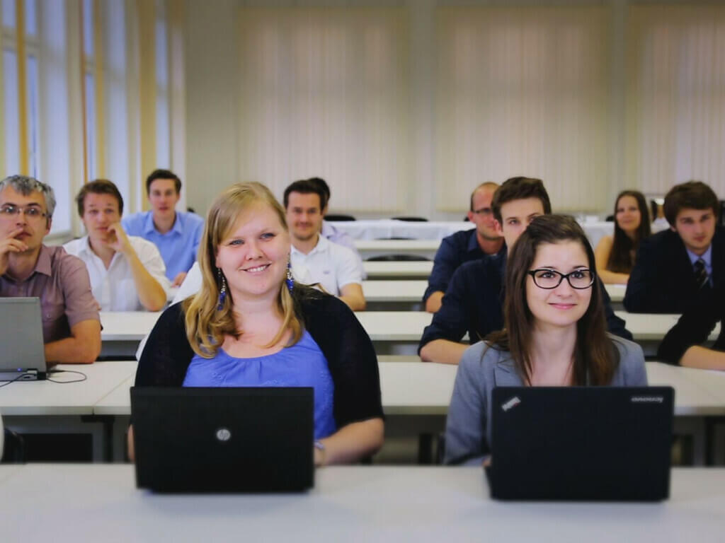 Trường Cao đẳng Ambis luôn chào đón mọi sinh viên đến tham gia học tập, rèn luyện