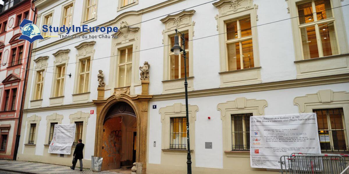 Review Trường Đại học Anh – Mỹ (Anglo-americká vysoká škola)