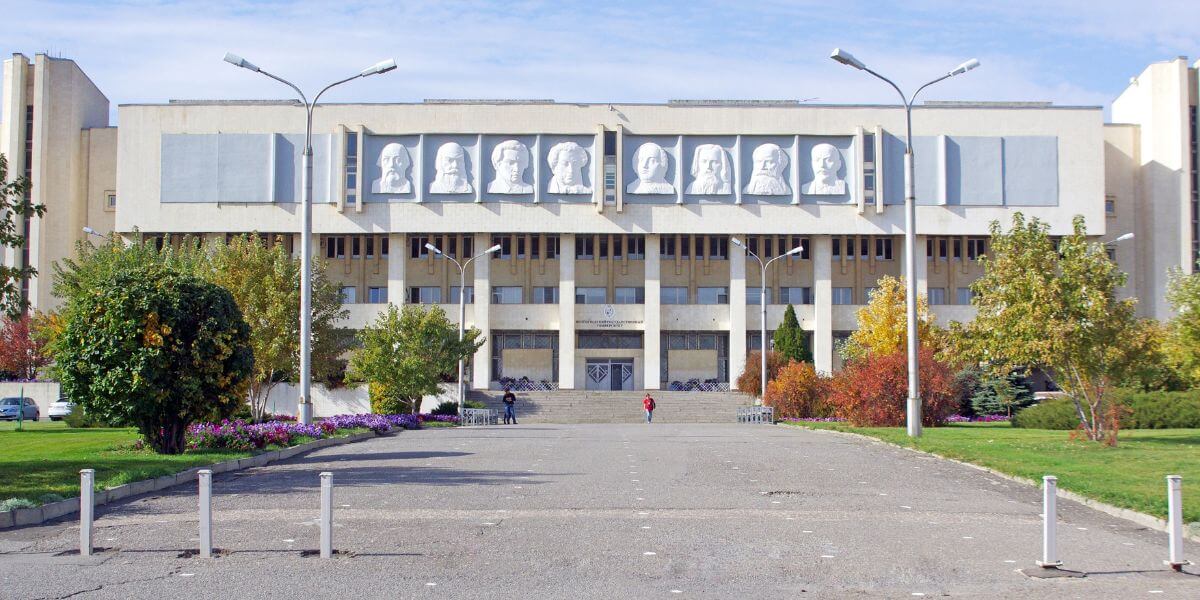 Khuôn viên rộng lớn của trường Đại học bang Volgograd